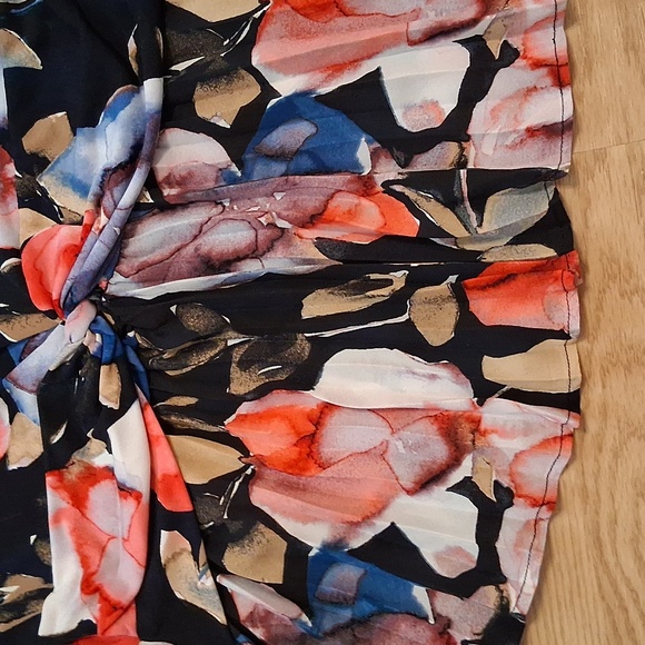 NWT DKNY Womens Floral Plus Size Blouse With Pleated Bottom - Picture 2 of 4